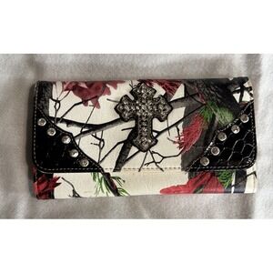 Realtree Wallet Women's Rhinestones Cross Black/Red Snap Billfold Hunting